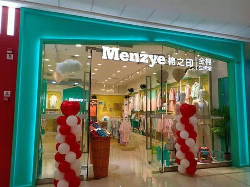 專業(yè)設(shè)計(jì)，匠心打造——先慧強(qiáng)展柜廠助力服裝品牌形象升級